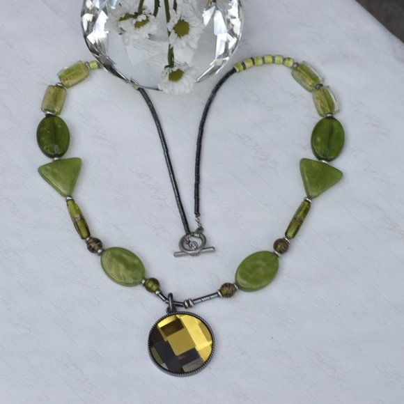 LIME GREEN BEADED NECKLACE - Picture 1 of 1